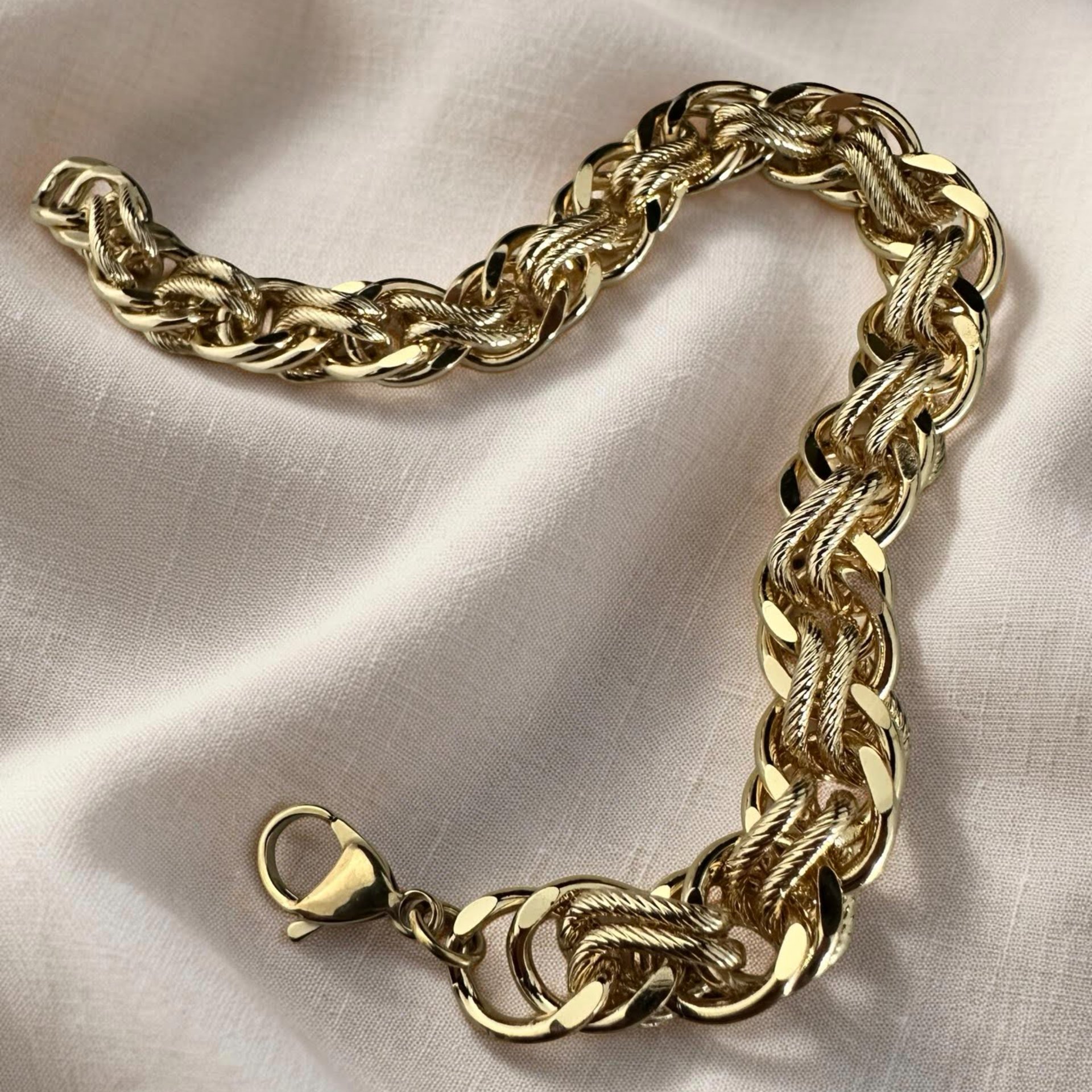 Bold Elegance: Altın Kaplama Örgü Zincir Bileklik - 2. görsel
