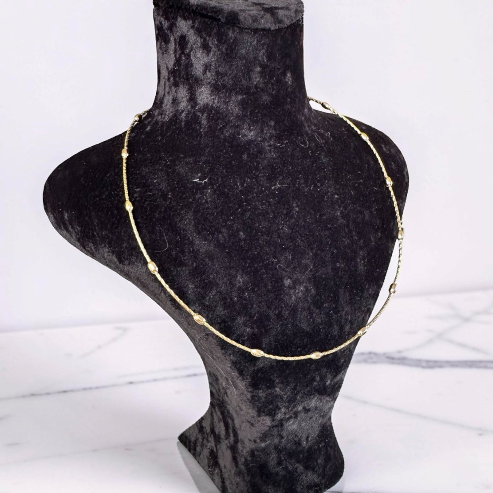 Modern Minimalist Serisi: Tel Formlu Gold Kolye