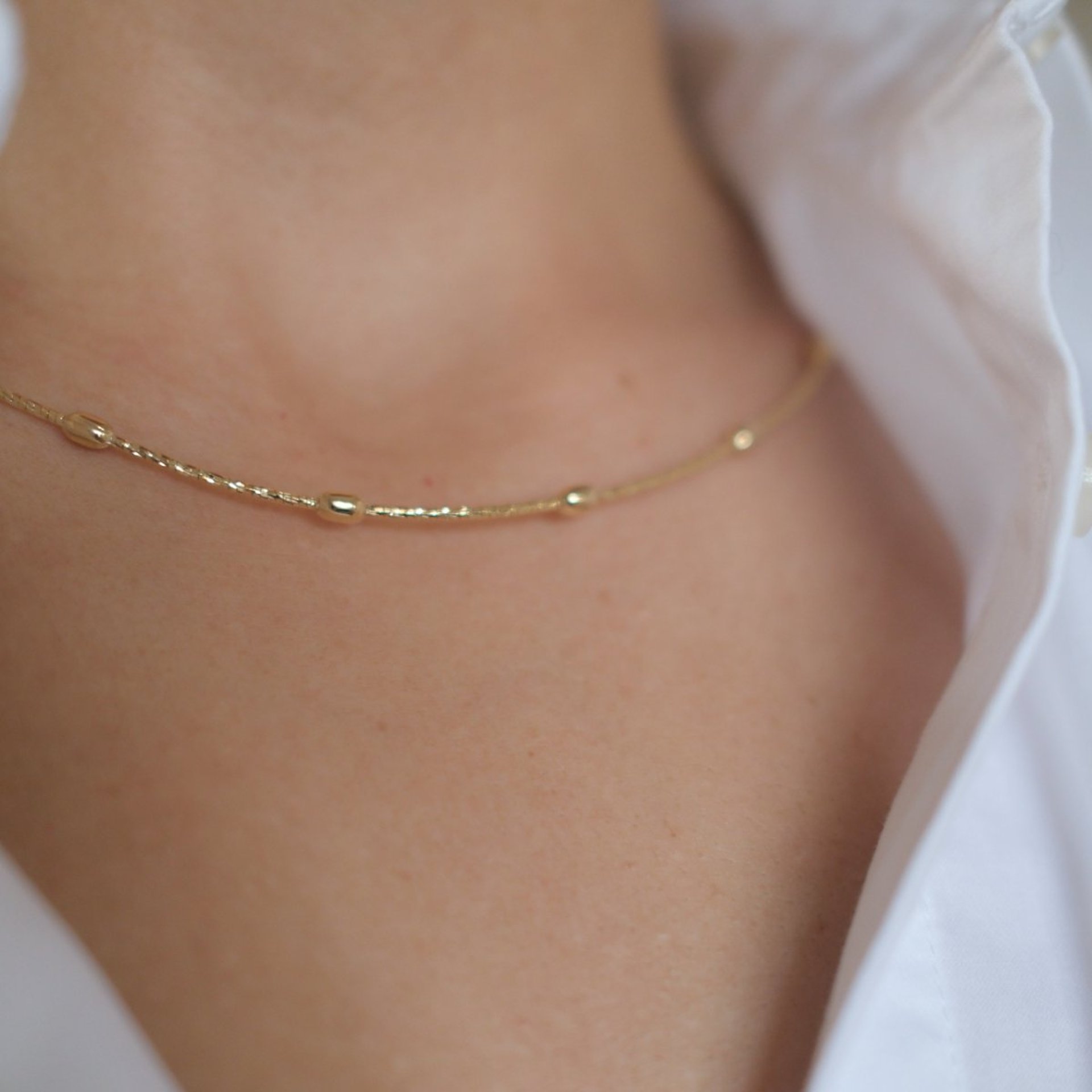Modern Minimalist Serisi: Tel Formlu Gold Kolye - 4. görsel