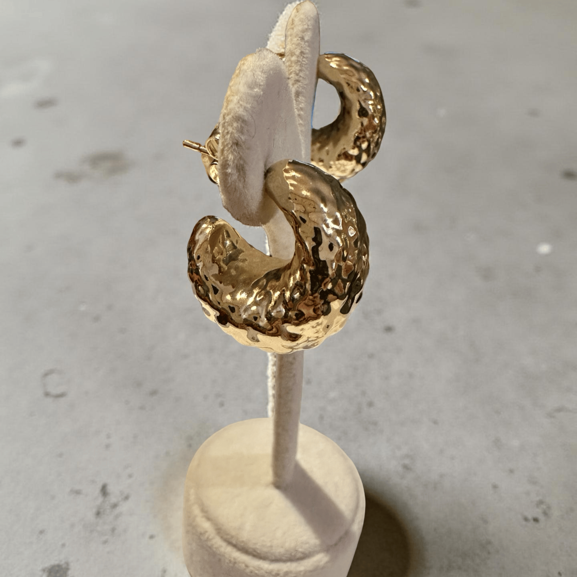 Dövme Dokulu Golden Drop Küpe - 4. görsel