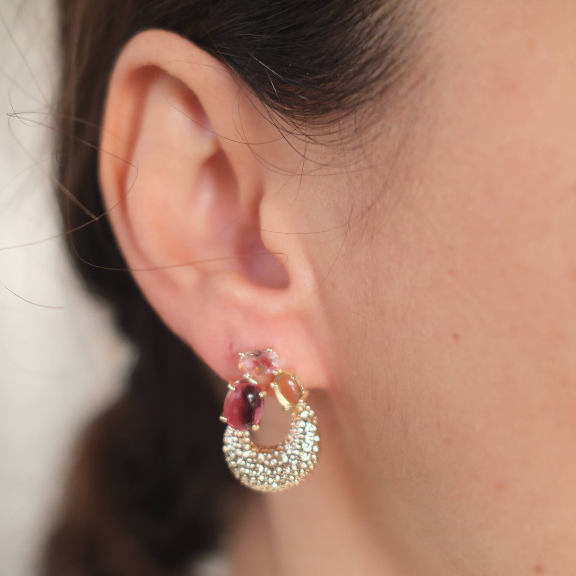 Flora: Pembe Kristal ve Antik Dokulu Gold Halka Küpe - 2. görsel