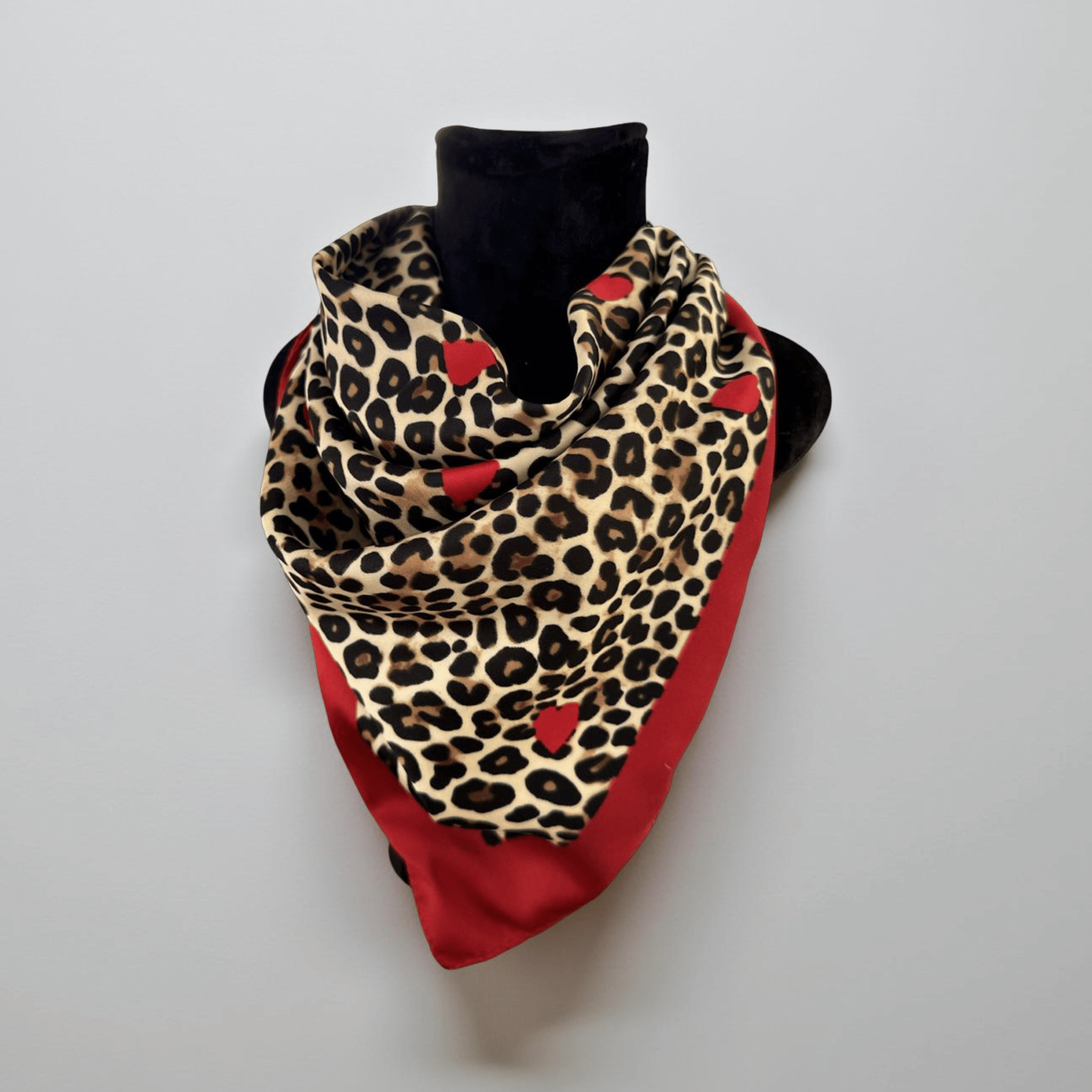 Leopar Desenli Kalp Detaylı Fular