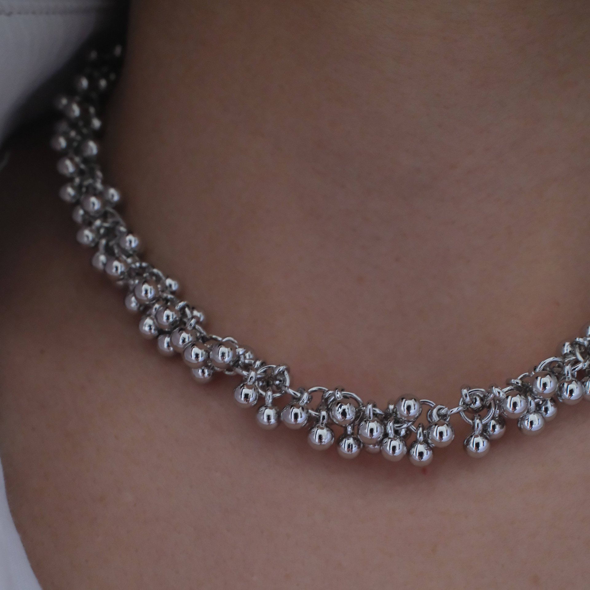 ZestieCo Cluster: Işıltılı Top Figürlü Choker Kolye  - 3. görsel