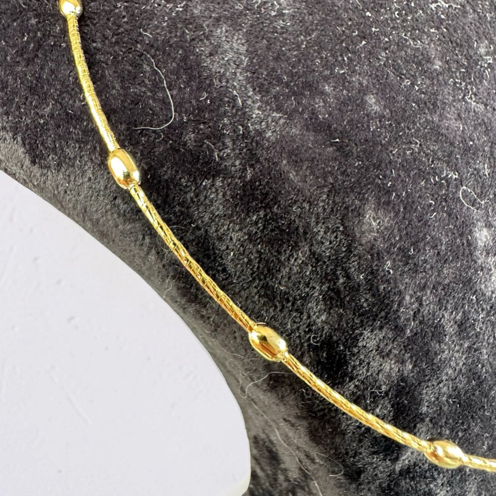Modern Minimalist Serisi: Tel Formlu Gold Kolye - 2. görsel