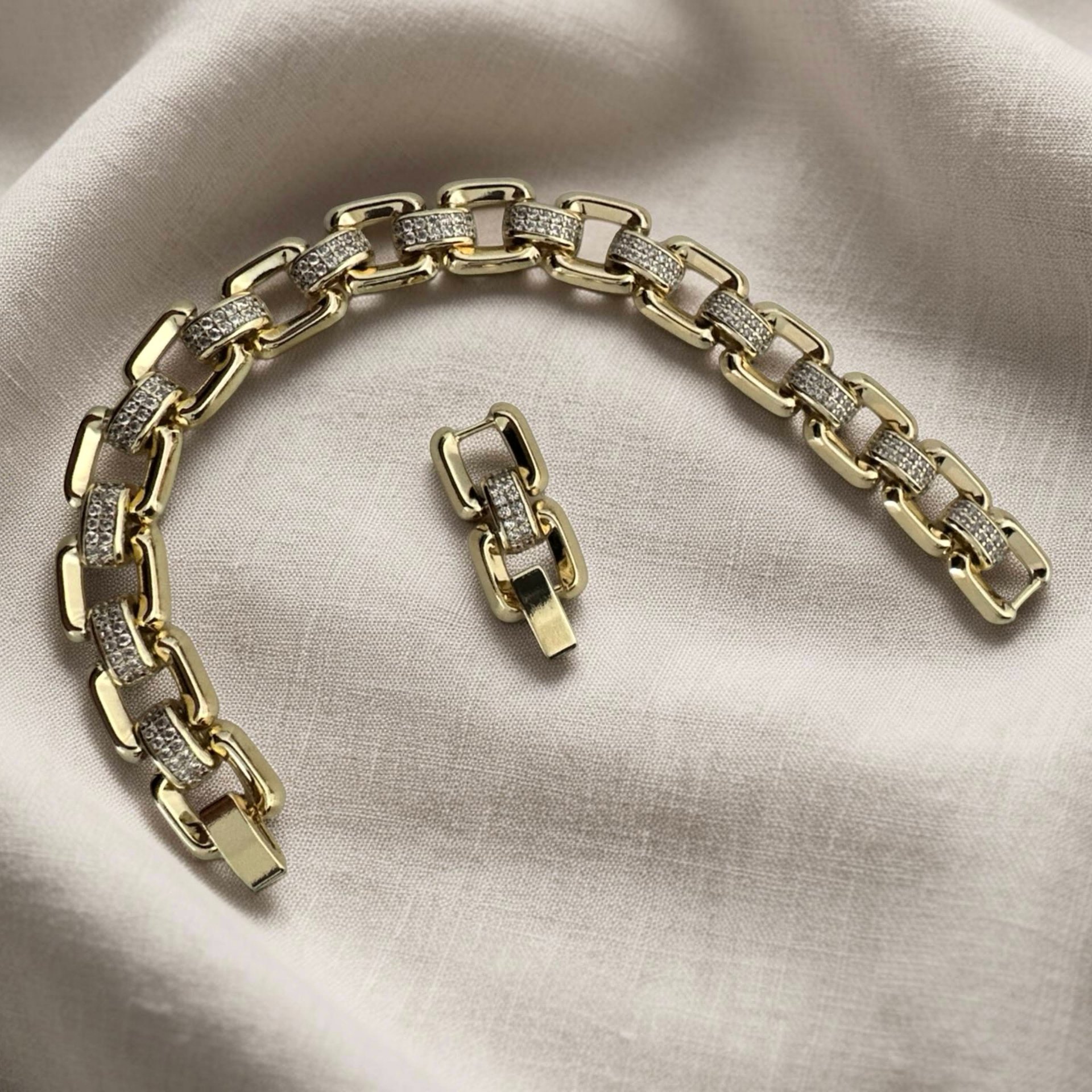 Pave Taşlı "Paperclip" Altın Kaplama Bileklik 