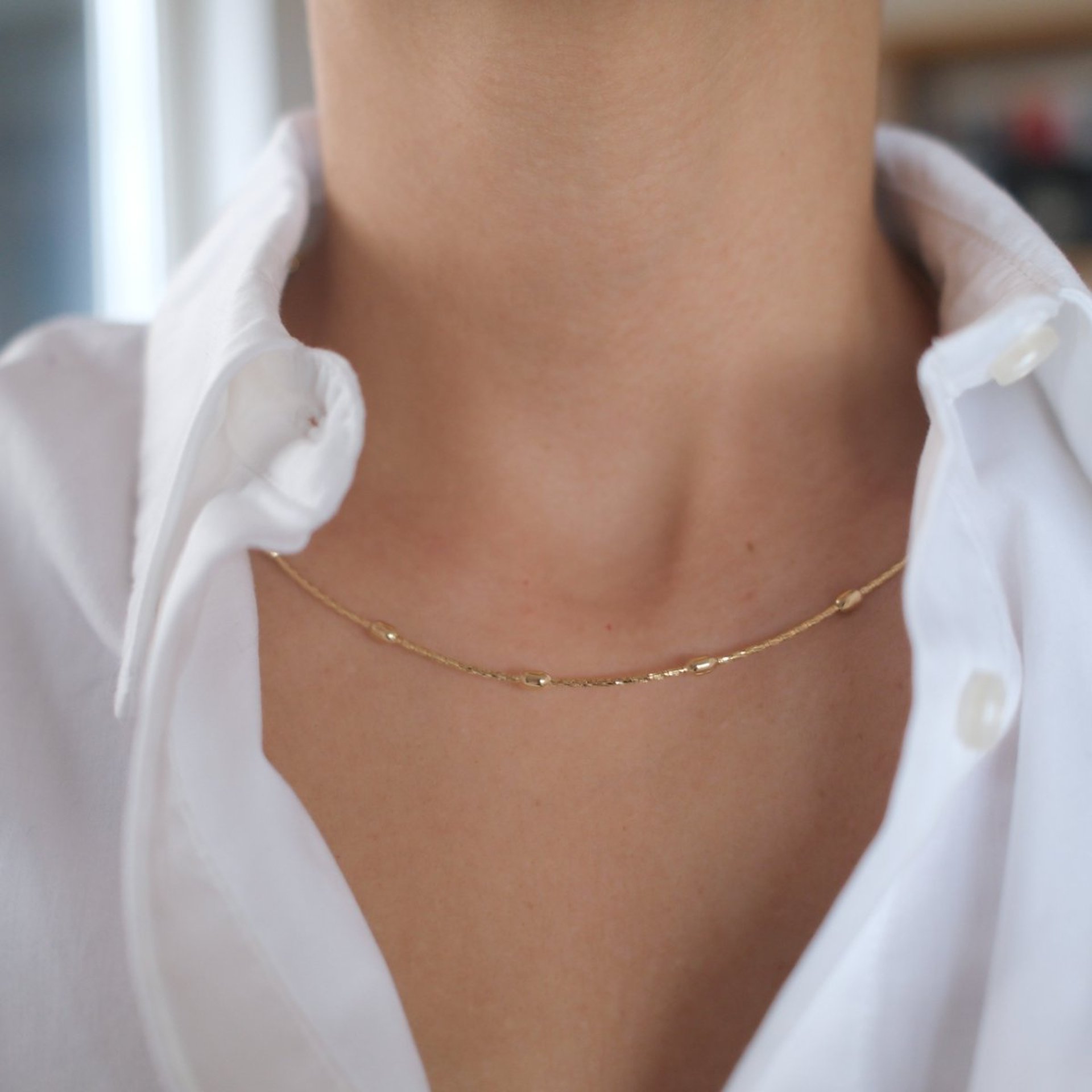 Modern Minimalist Serisi: Tel Formlu Gold Kolye - 3. görsel