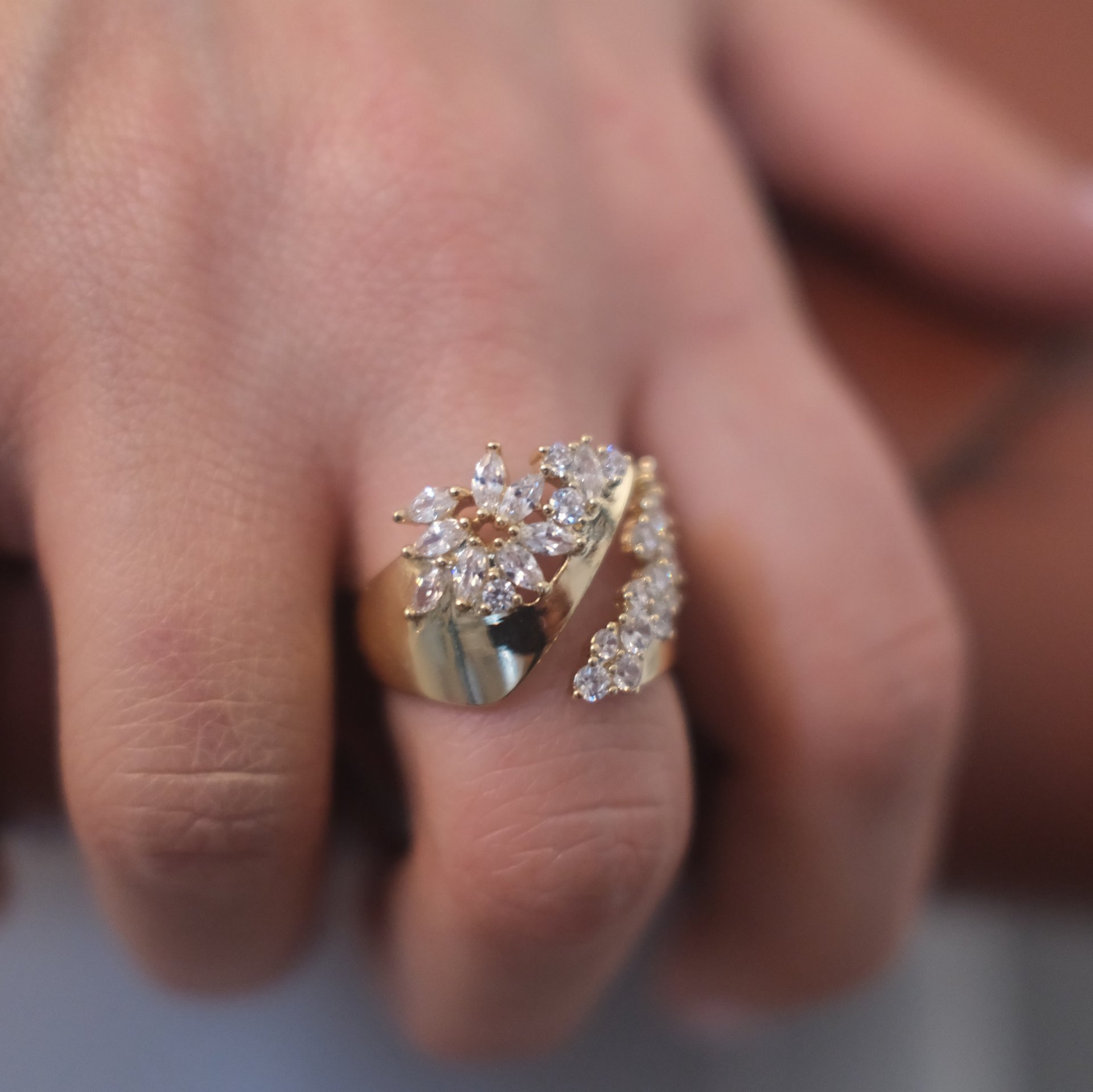 Floral Seri: Asimetrik Modern Tasarım Markiz Taşlı Yüzük  
