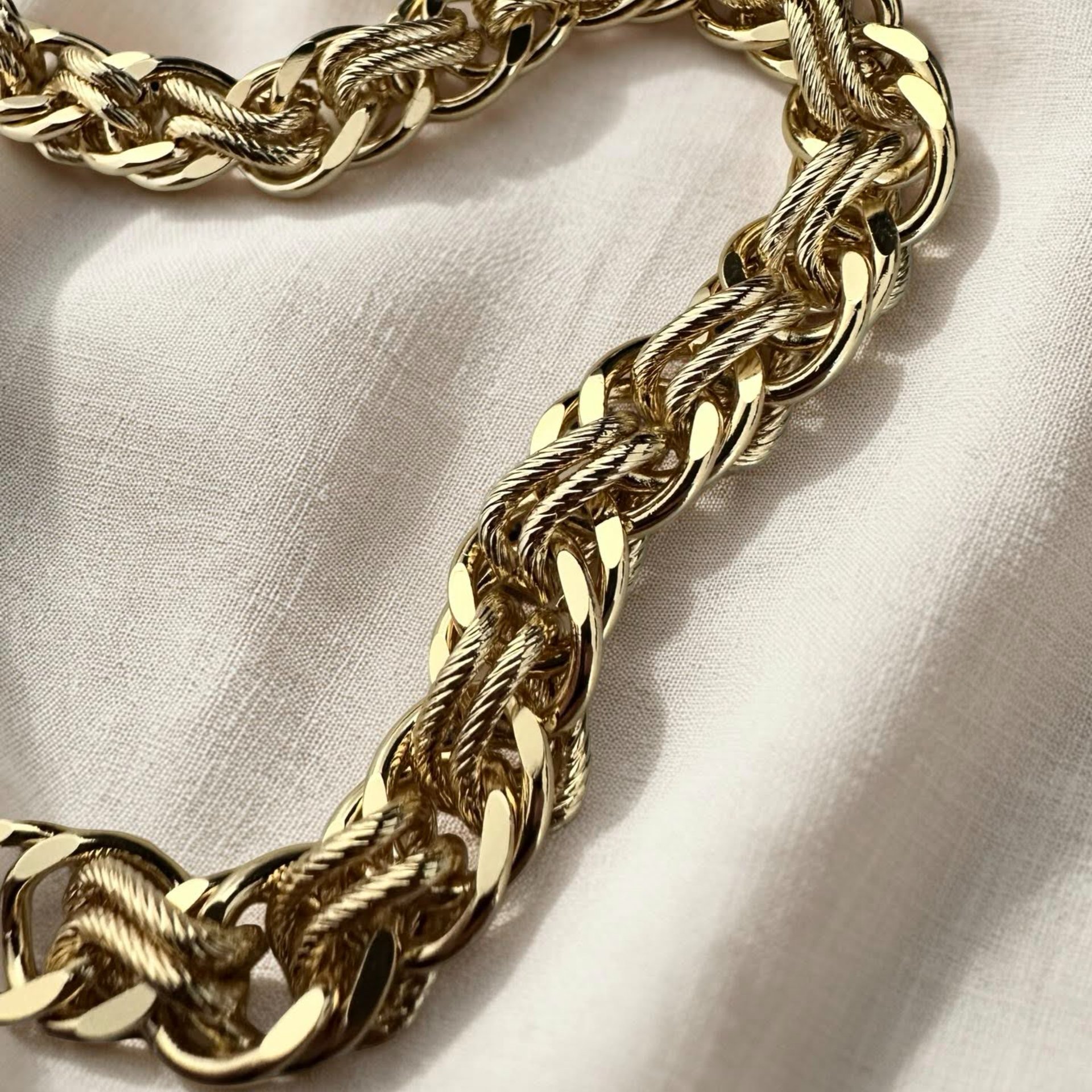 Bold Elegance: Altın Kaplama Örgü Zincir Bileklik