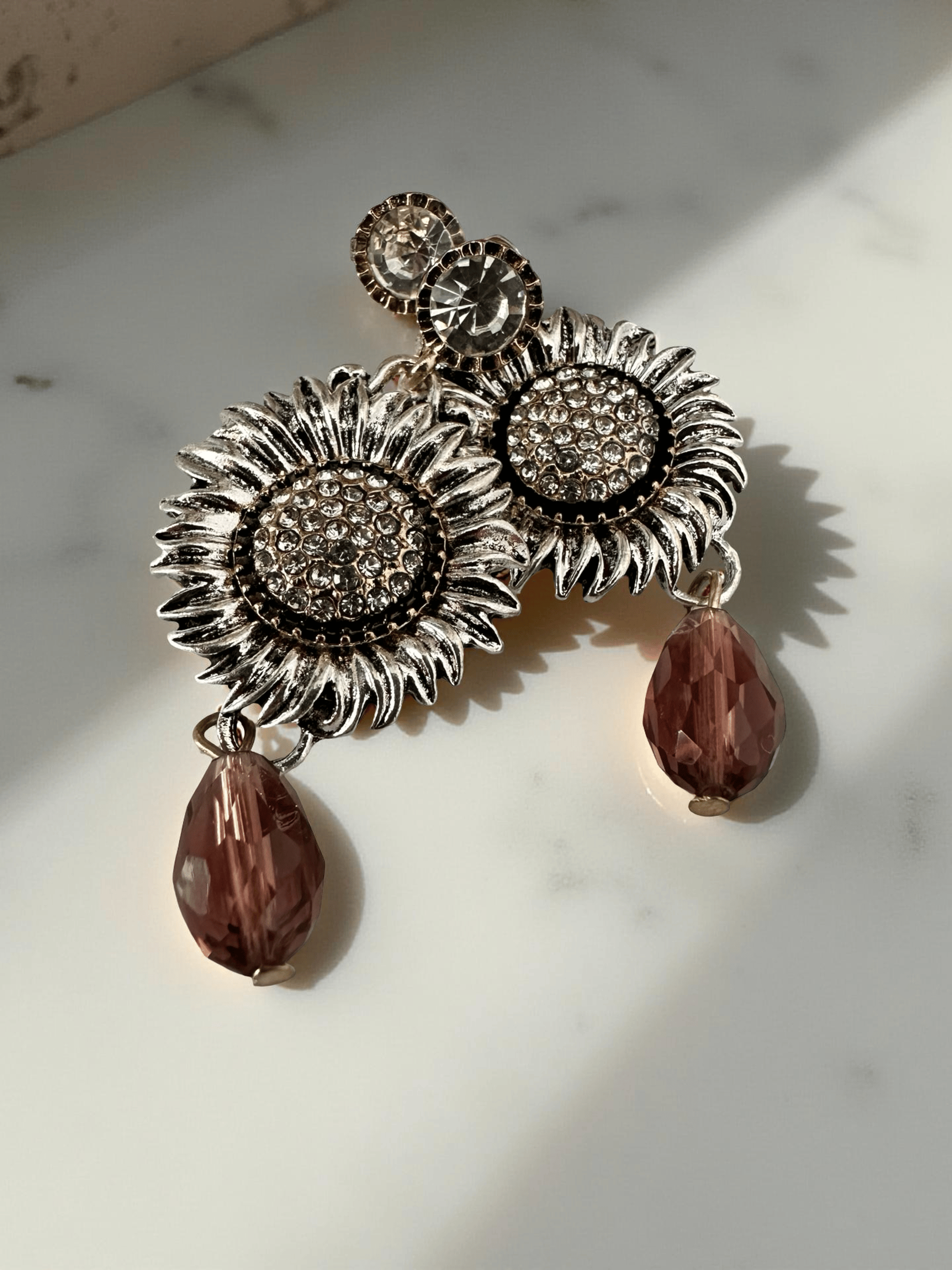 Vintage Glam Çiçek Formlu Taşlı Küpe