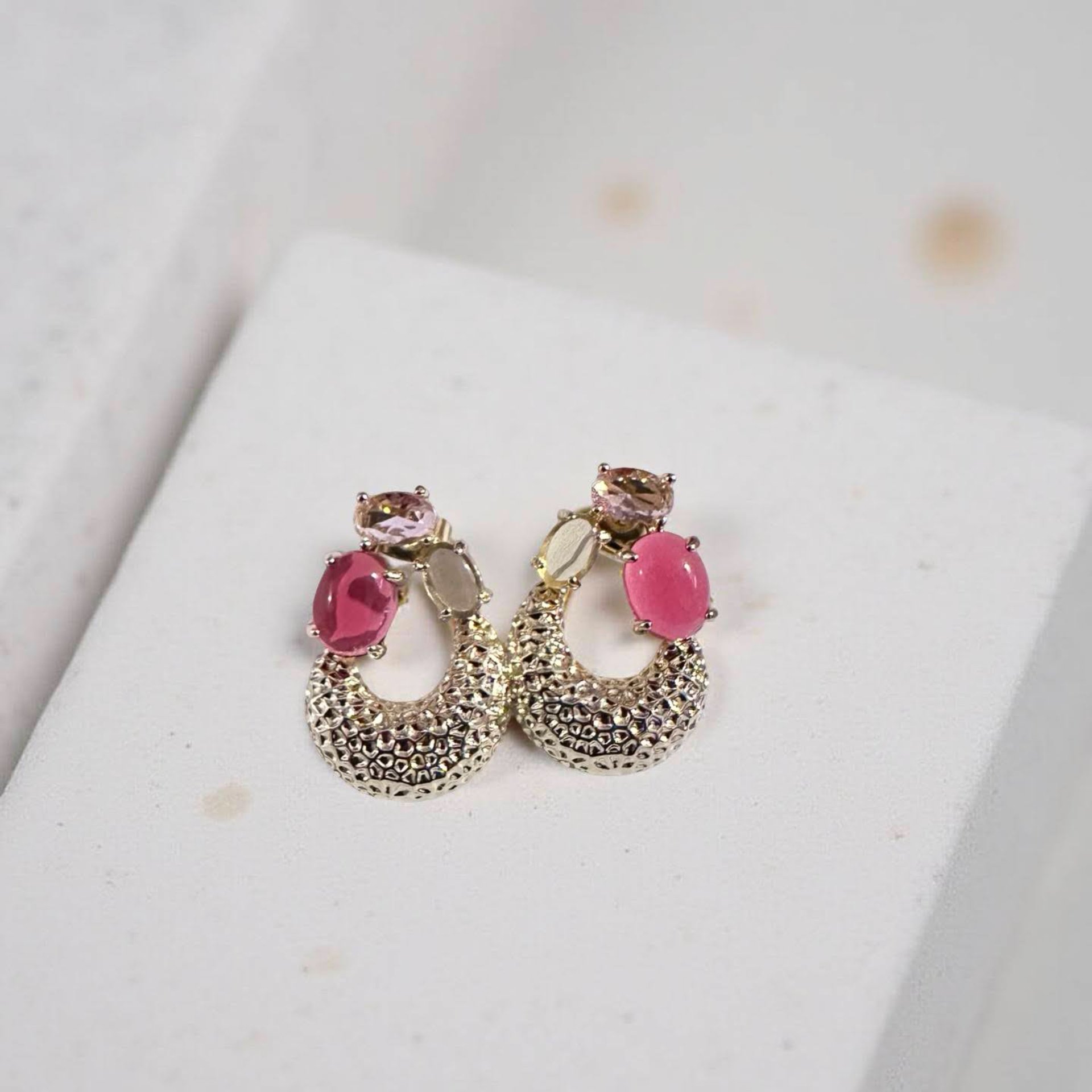 Flora: Pembe Kristal ve Antik Dokulu Gold Halka Küpe