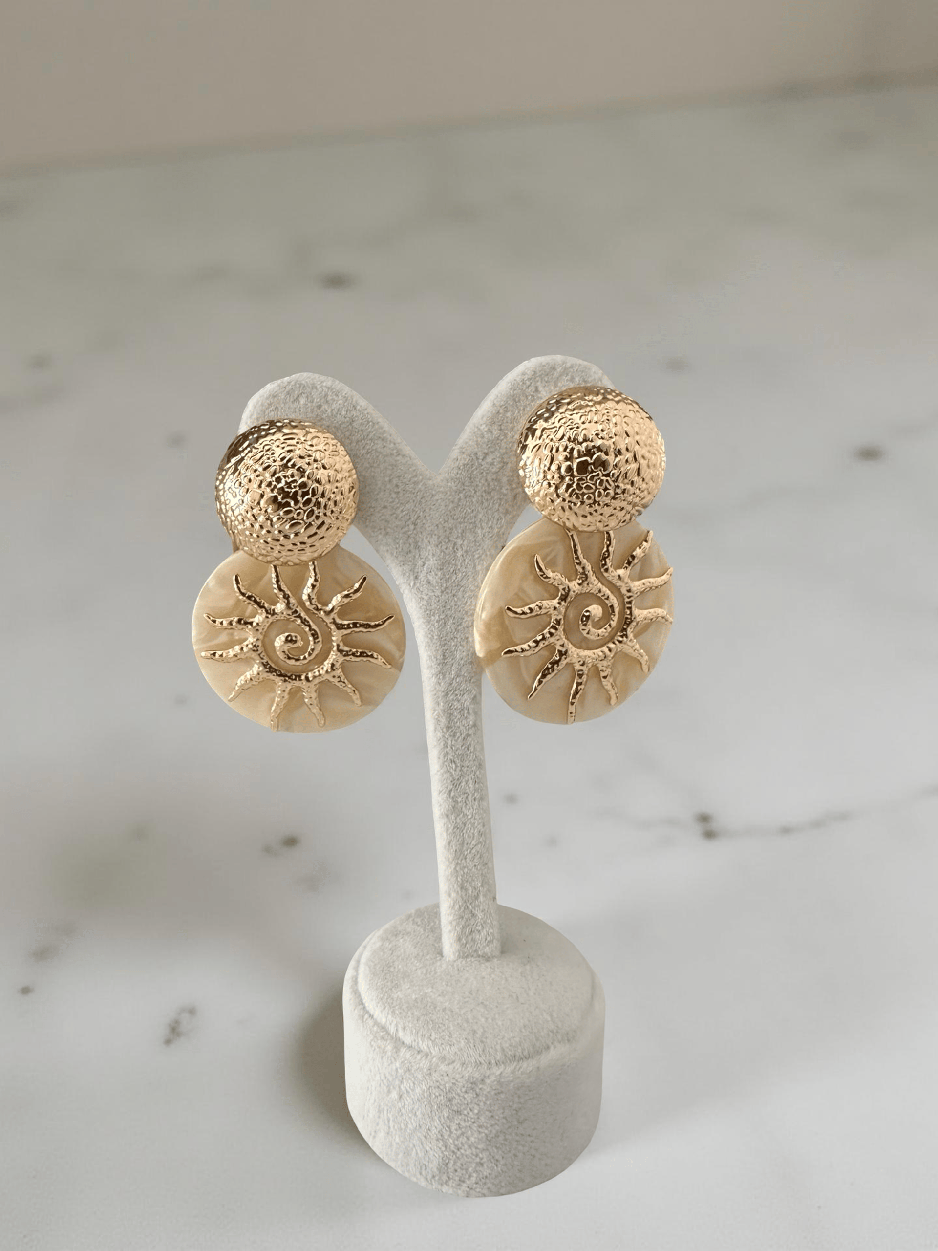 Güneş Motifli Gold Detay Küpe - 2. görsel
