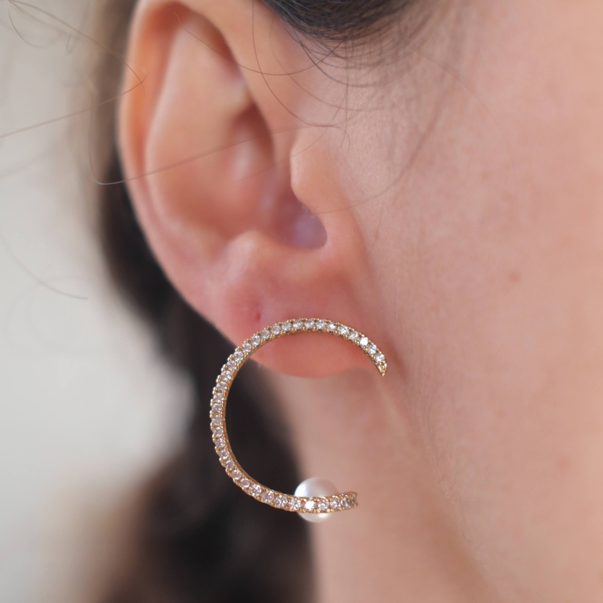 Moon Pearl Taşlı Yarım Ay Küpe - 3. görsel